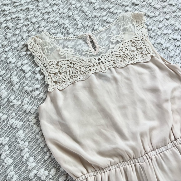 Cream Lace/Crochet Design Romper - Picture 4 of 5